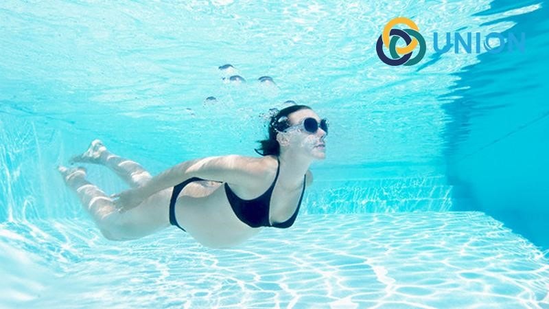 Bơi lội giúp giảm biến chứng khi mang thai