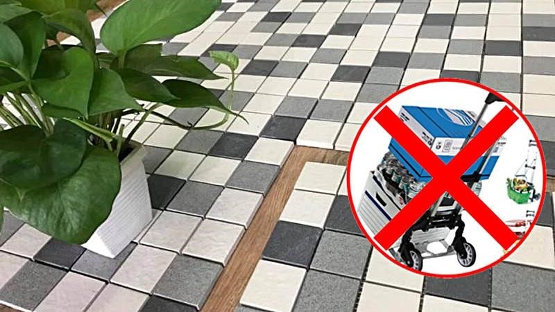 Không kéo lê đồ vật trên bề mặt gạch mosaic