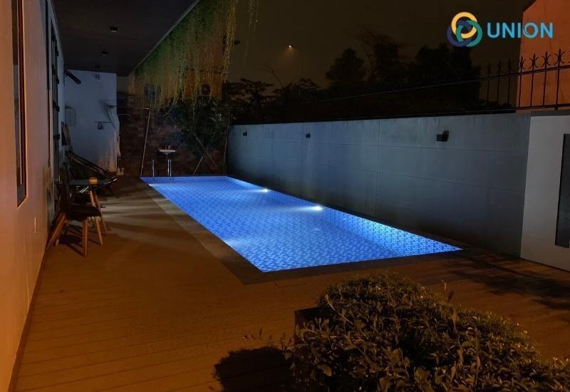 Bể bơi sử dụng đèn led chiếu sáng tạo hiệu ứng đẹp mắt